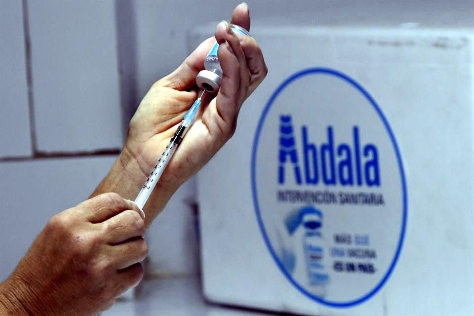 Una trabajadora de la salud prepara una dosis del candidato vacunal cubano Abdala contra el Covid-19.