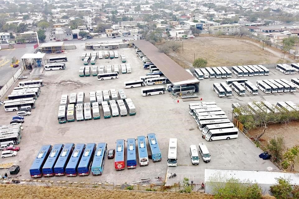 Al menos 64 camiones de la Ruta 1 están sin utilizar y varados en su terminal, en la avenida Bonifacio Salinas, en San Nicolás.