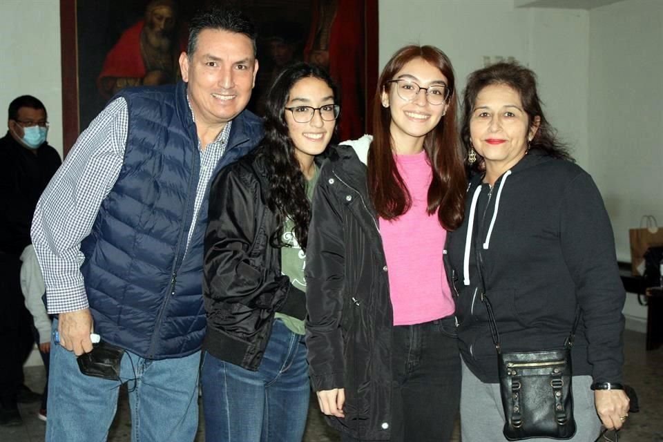 José, Paulina y Cecilia Mendoza, y Adriana de Mendoza