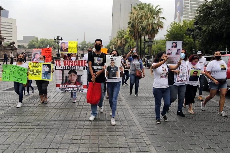 Familiares de desaparecidos se manifestaron ayer afuera de Palacio de Gobierno y, al no ser atendidos, bloquearon un tramo de la calle Zaragoza para que salieran funcionarios estatales.