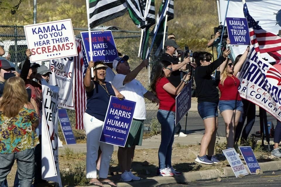 Paritdarios del ex presidente Donald Trump hicieron una protesta cerca del lugar que visitó Harris.