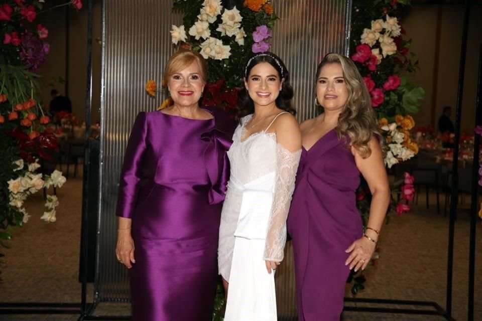 Rosaycela Garza de González, Nayeli Salinas y Nelly Montelongo de Salinas