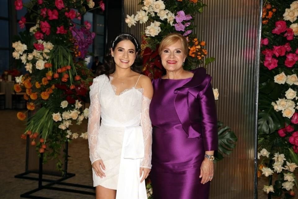 Nayeli Salinas y Rosaycela Garza de González