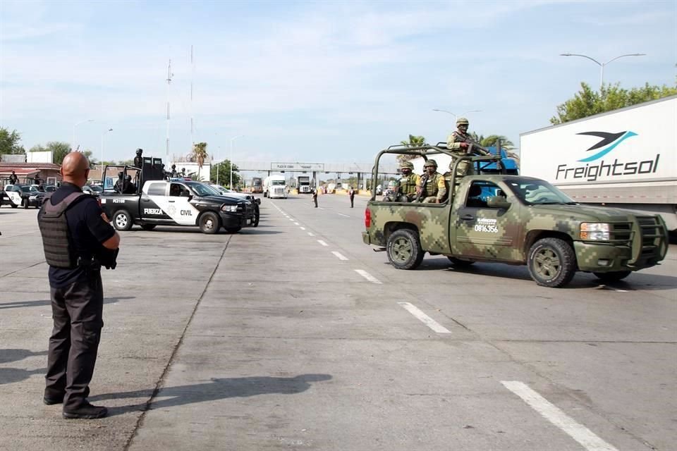 Elementos del Ejército y de la Guardia Nacional participan en el operativo en la ruta a Nuevo Laredo.