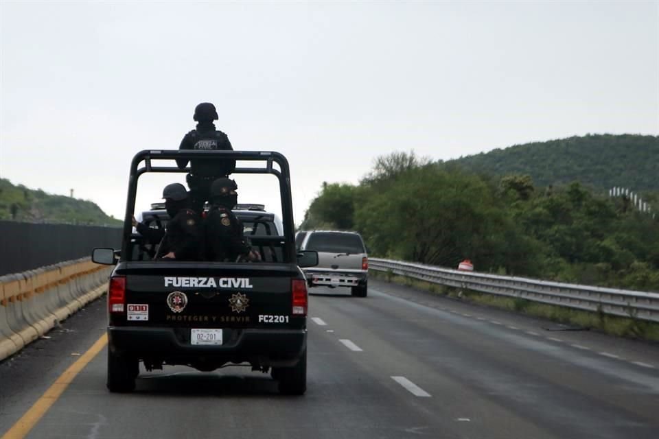 Tras recorrer la carretera y algunas brechas, Garza detalló que además de las fuerzas federales y las de Nuevo León, en el operativo también participan las autoridades de Tamaulipas.