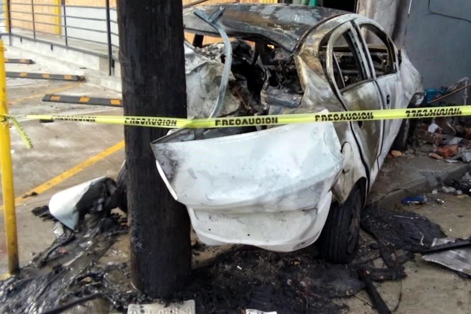 El vehículo Chevrolet Beat quedó destrozado después de chocar con un poste, estrellarse contra el edificio e incendiarse.