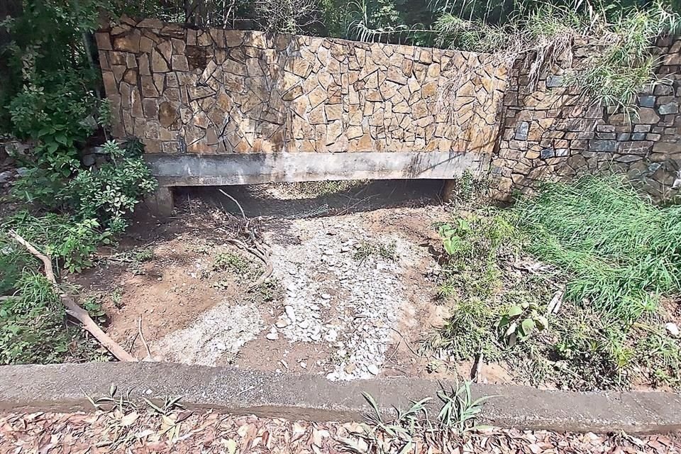 La construcción del fraccionamiento ha dejado sin agua algunas partes del arroyo La Leona, en Santiago.