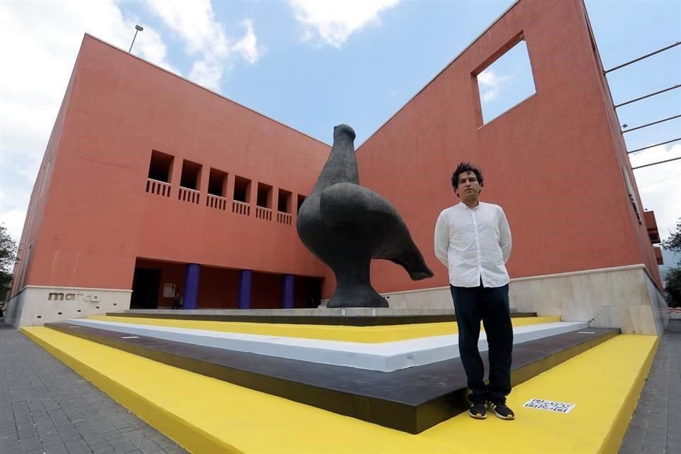 El artista regio Ismael Merla y su instalación conmemorativa: 'Lo que desborda'.