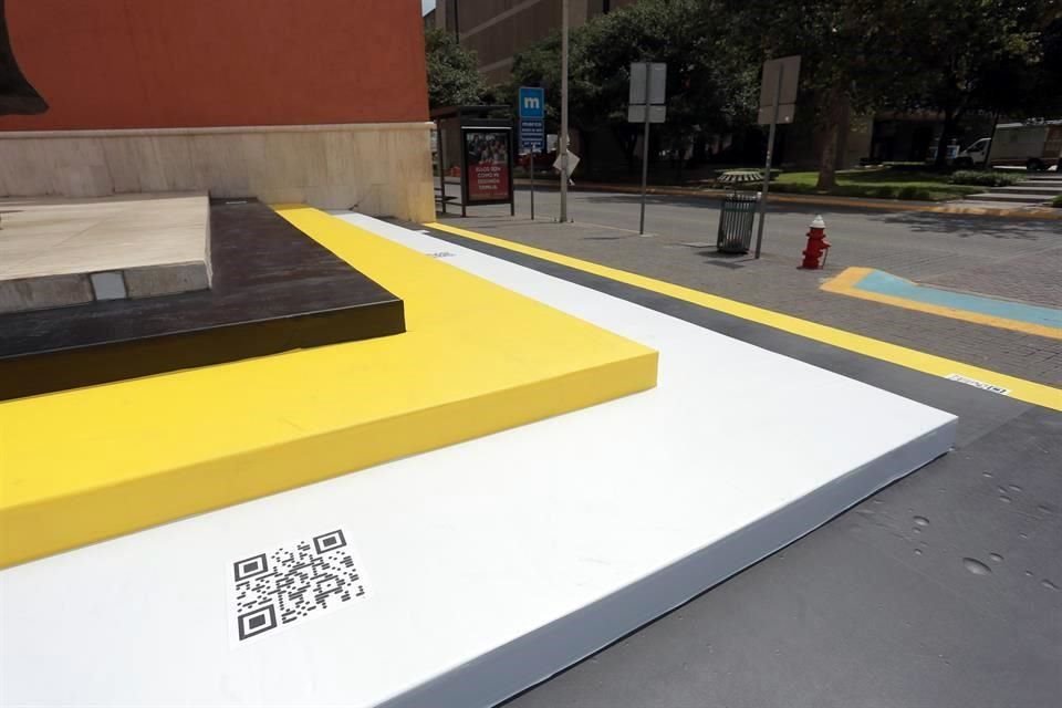 Los colores amarillo, negro y blanco, utilizados en el diseño, remiten a los usados en las señales de tránsito y fueron seleccionados por la proximidad al espacio público urbano.