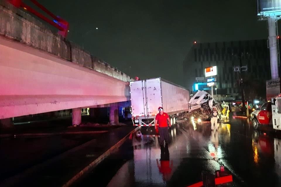 El accidente fue reportado a las 0:40 horas en los carriles de sur a norte, en la parte intermedia del puente, en la Avenida Chapultepec, informó Tránsito de Monterrey.