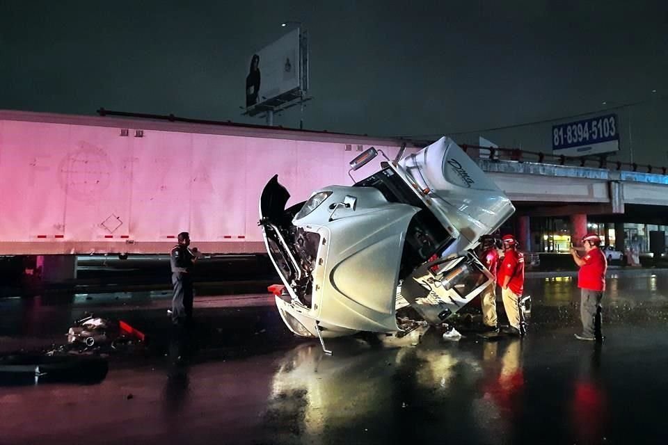 El accidente fue reportado a las 0:40 horas en los carriles de sur a norte, en la parte intermedia del puente, en la Avenida Chapultepec, informó Tránsito de Monterrey.