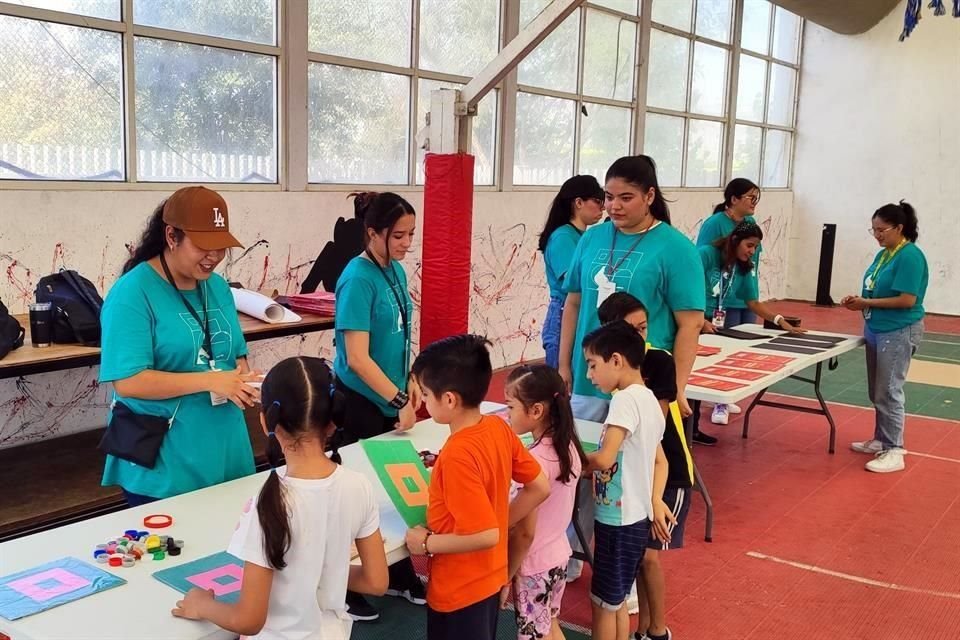 Niños y niñas aprenden en una dinámica en el Macrocentro comunitario de San Bernabé.