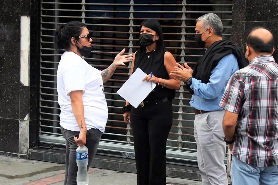 Luego de 30 minutos de mantener bloqueada la calle Zaragoza, al lugar llegó la titular de la Comisión Local de Búsqueda de Personas Desaparecidas, María Balderas, para dialogar con los familiares.