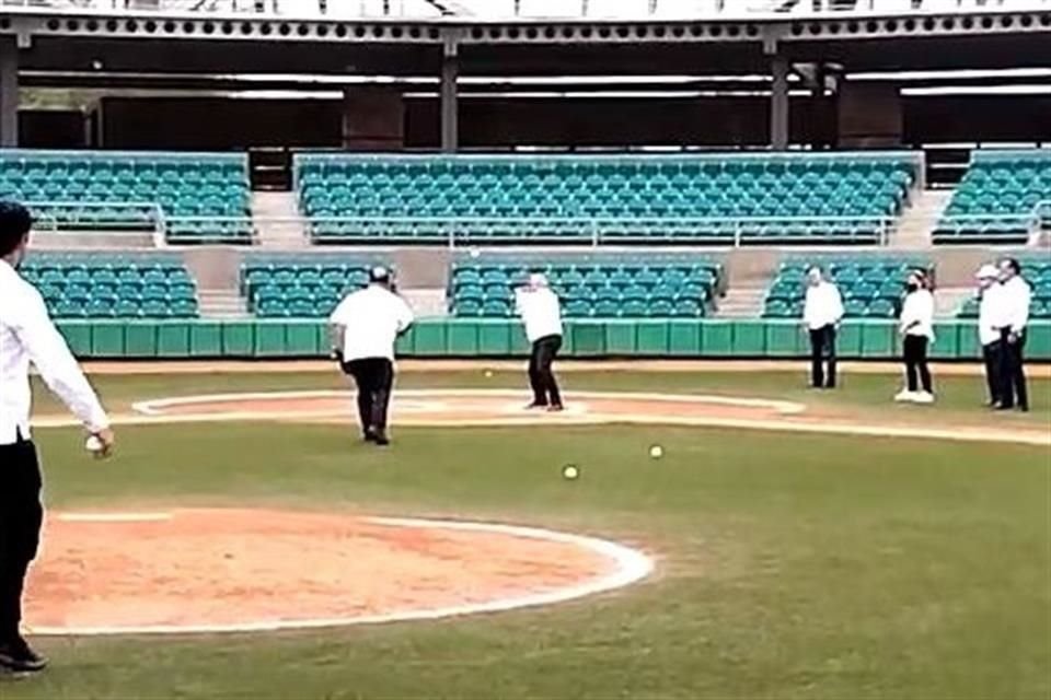 AMLO practicó béisbol en reinauguración de estadio en Sonora pero, pese a practicar en CDMX, el Mandatario fue ponchado con 3 strikes.