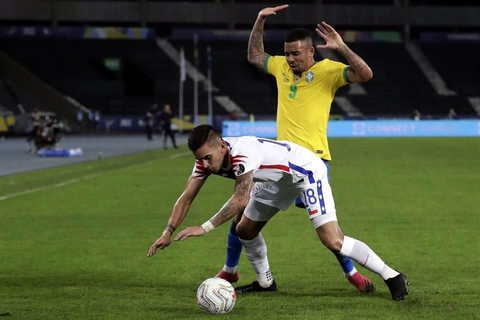 El defensa de Rayados jugó 64 minutos en la derrota de su selección ante Brasil.