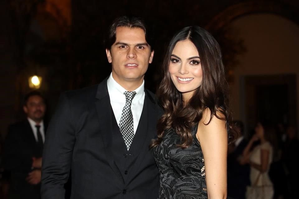 Ximena Navarrete y su esposo Juan Carlos Valladares revelaron el sexo de su bebé con emotivo video.