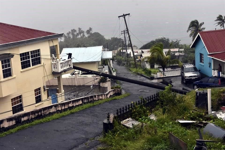 Como huracán, 'Elsa' causó destrozos en la isla de San Vicente.