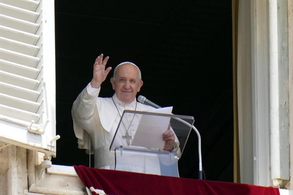 El Papa Francisco respondió bien a una cirugía de colon y se encuentra en recuperación, informó el Vaticano.