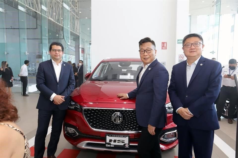 Daniel Nava, vicepresidente de MG Motor México; Zhang Wei,  Presidente de SAIC Motor México, y Zhao Zhijian,  vicepresidente comercial.