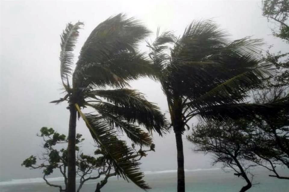 La tormenta tropical 'Elsa' tocó tierra en la costa sur de Cuba tras dejar destrozos en islas del Caribe.