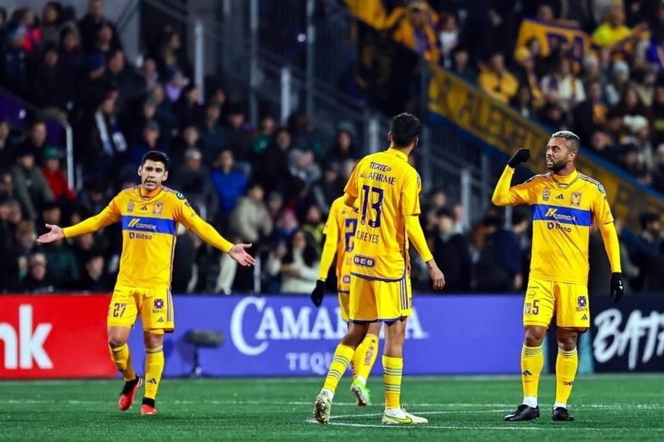 Los jugadores de Tigres se reclamaron por la mala marca en el gol de Vancouver.