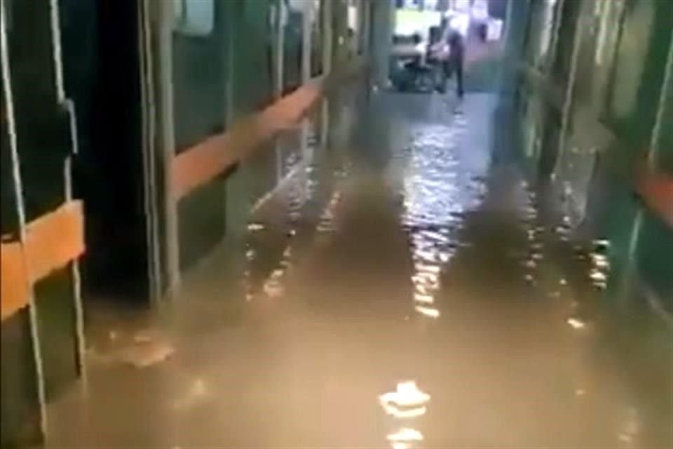 El Hospital General de Atizapán quedó bajo el agua esta tarde, tras la intensa precipitacion que se registró en el Valle de México.