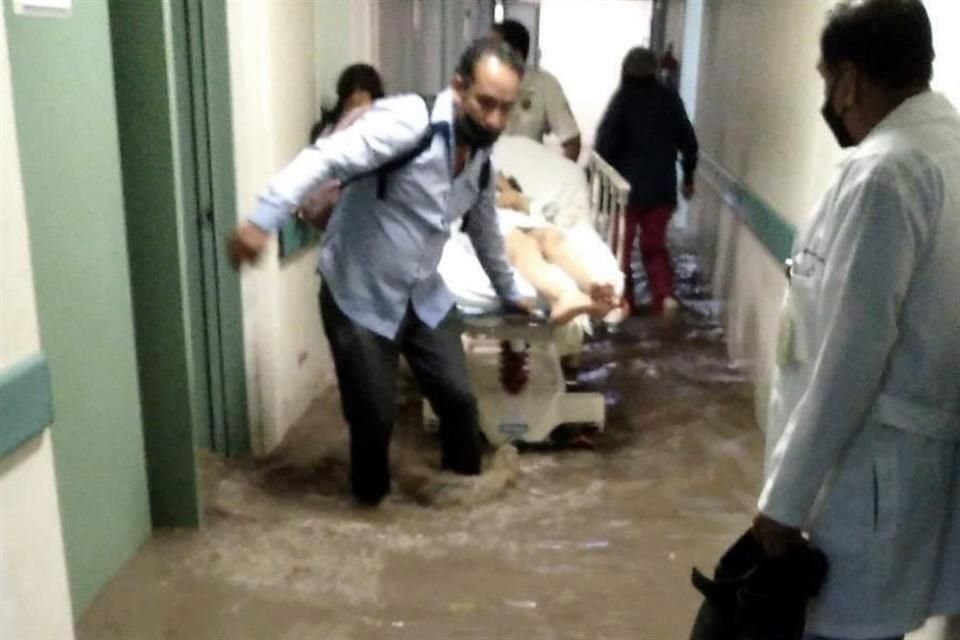 El Hospital General de Atizapán de Zaragoza es uno de tantos inmuebles que resultaron afectados a causa de la fuerte lluvia que cayó hoy.