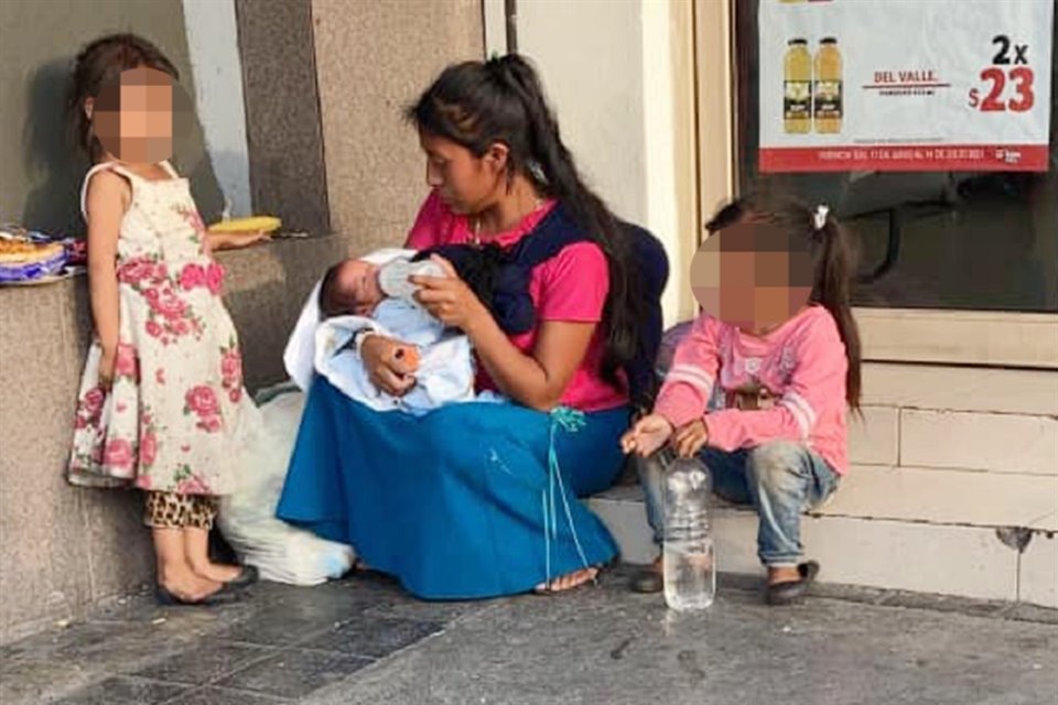 El bebé fue entregado por su madre a una mujer que pide ayuda afuera de una tienda.
