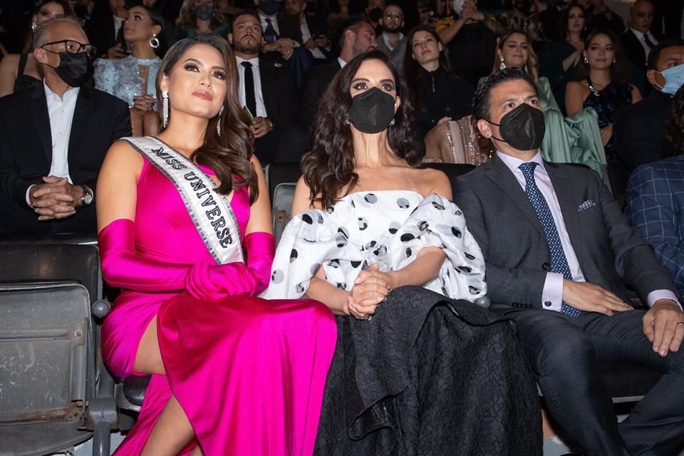 A la actual Miss Universo la acompañó la ex reina de belleza Lupita Jones.