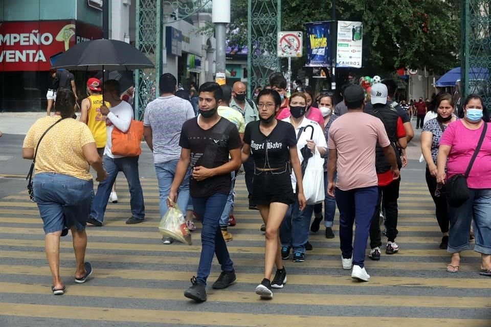 En el cruce de Juárez y Morelos decenas de personas salen de compras o de paseo sin cubrebocas.