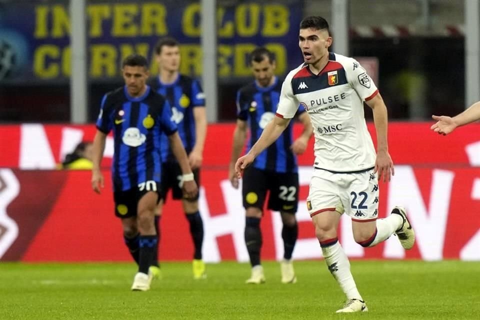 Johan Vasquez anotó su tercer gol en la Serie A para descontar el marcador para el Genoa en su visita al Inter de Milán.