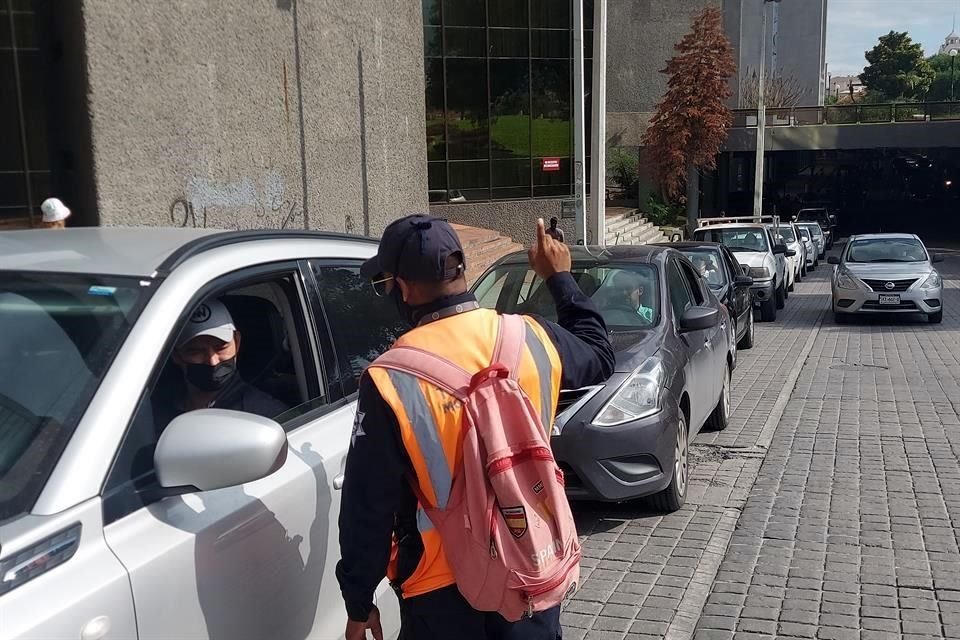En el drive thru de Morelos y Zaragoza, a las 10:00 horas, un tránsito avisó a los ciudadanos que se agotaron las pruebas, tan sólo dos horas después de empezar a realizarlas.