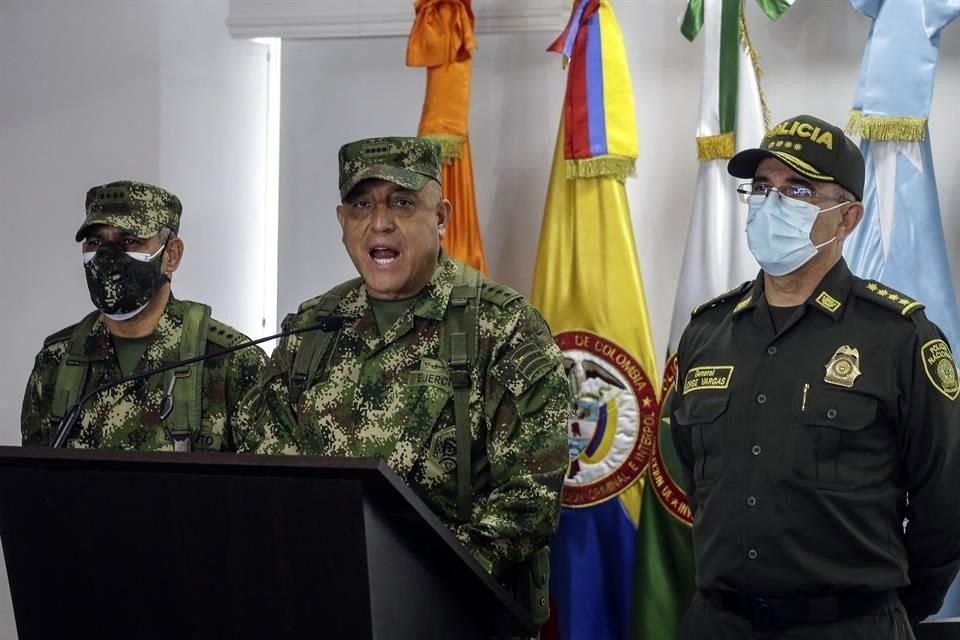 El Comandante de las fuerzas armadas de Colombia Luis Fernando Navarro, habla junto al director de la Policía Nacional, Jorge Luis Vargas, y al general Eduardo Zapateriro.