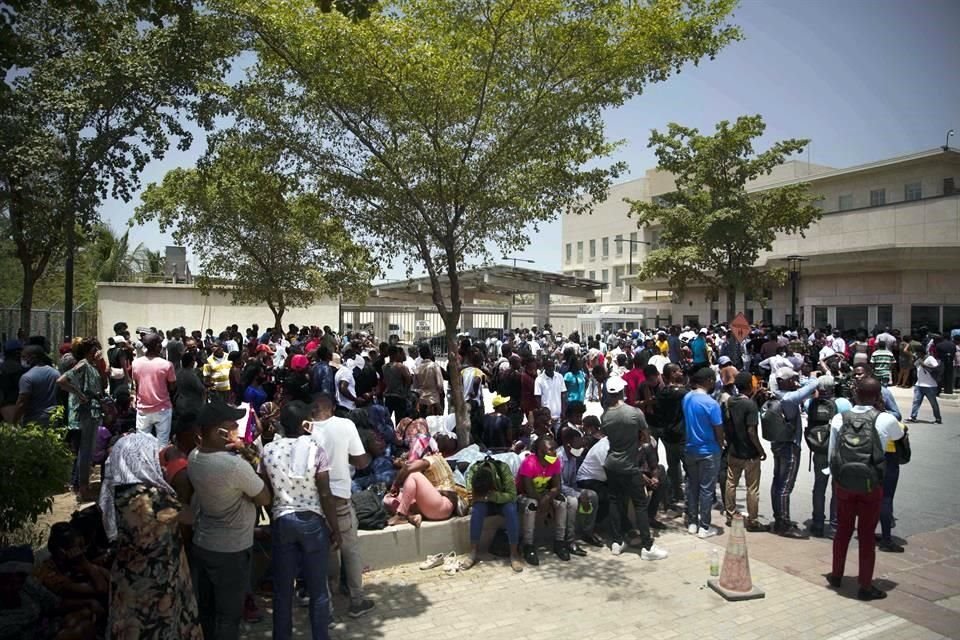 Una multitud acude a la Embajada de EU en Puerto Príncipe, tras rumores en la radio y redes sociales de que el Gobierno de ese país entregaría visas humanitarias para escapar de la violencia.