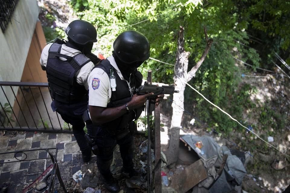 La Policía de Haití realiza revisiones en Puerto Príncipe tras el asesinato del Presidente Moise.