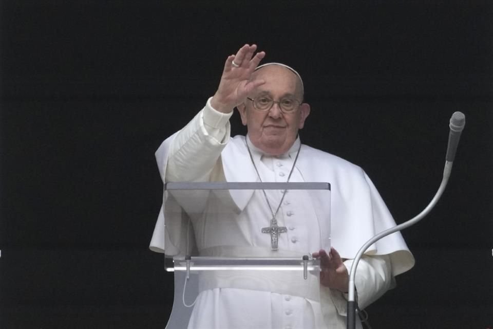 El Papa Francisco durante su bendición del Ángelus en la Plaza de San Pedro, el 10 de marzo del 2024.