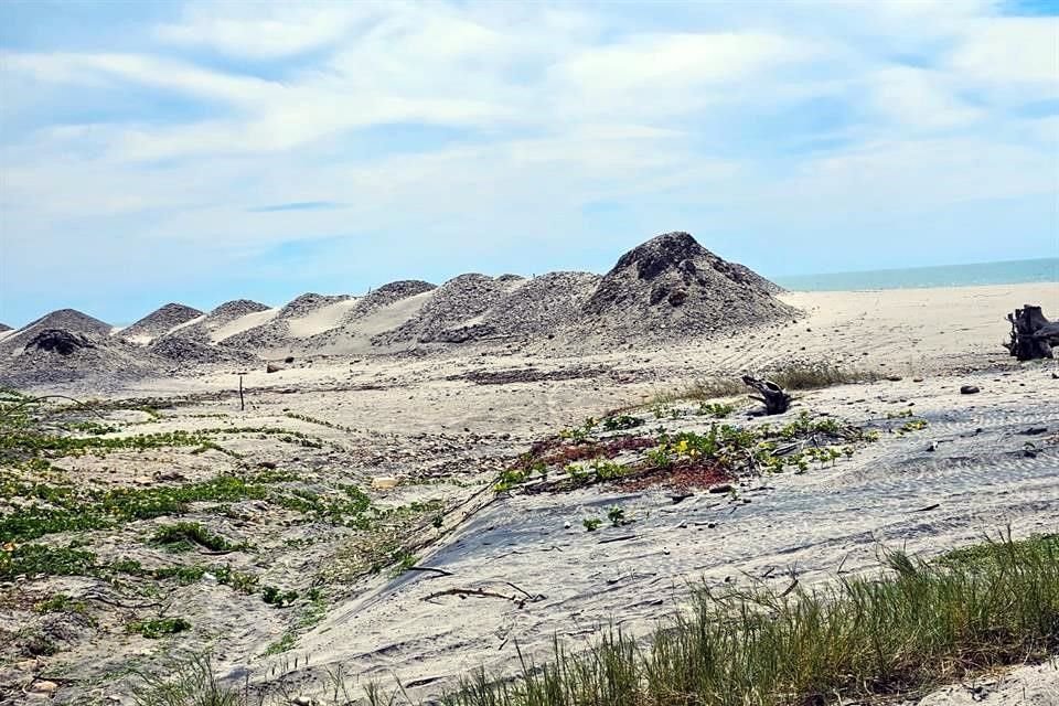 En las playas de El Patole, integrantes del Cártel de Sinaloa hacen hoyos, apilan arena y combinan agua de mar con químicos para extraer oro de forma ilegal.