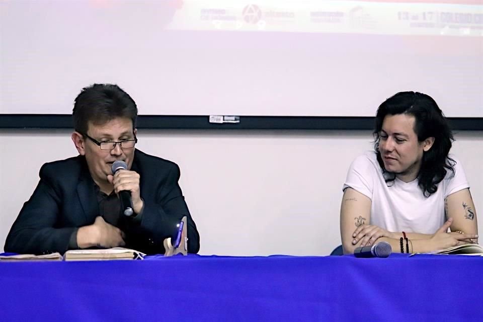 Roberto Kaput (izq.) y Juan Manuel Zermeño reflexionaron sobre la 'Fábula de Narciso y Ariadna', de Gabriel Zaid.