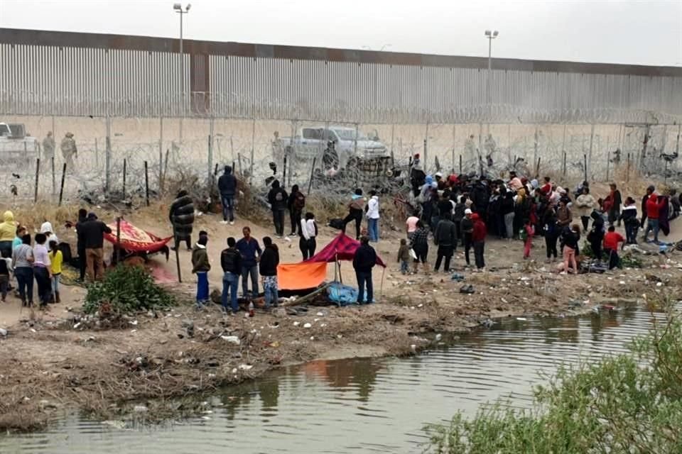 En el margen del Río Bravo del lado estadunidense, frente a la llamada 'Puerta 36', decenas de migrantes instalaron un campamento con cobijas, varas y su propia ropa.