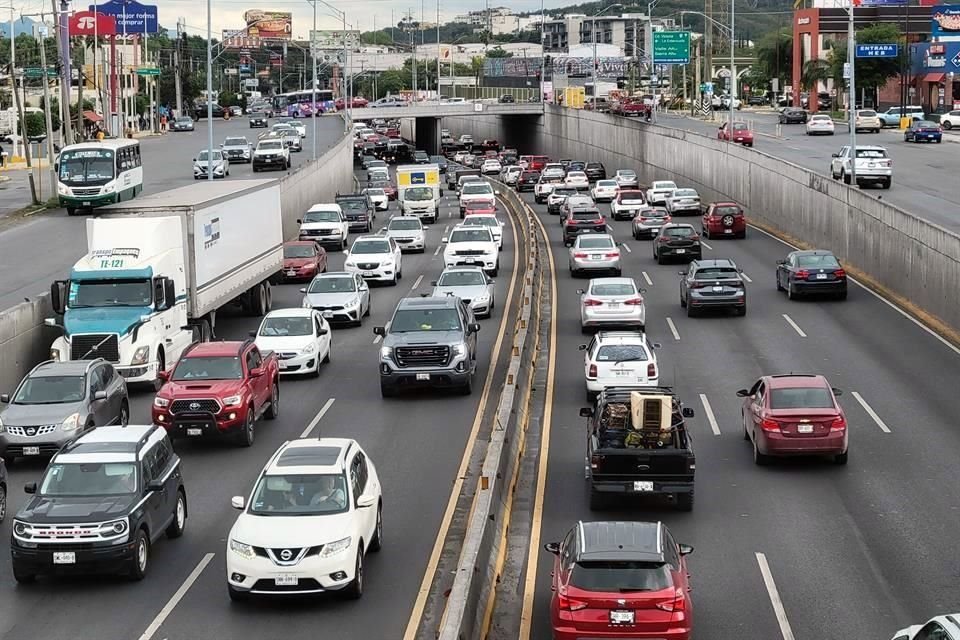 La Carretera Nacional y la Autopista a Nuevo Laredo fueron ayer de las vías más congestionadas.