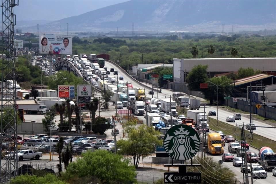 La Carretera Nacional y la Autopista a Nuevo Laredo fueron ayer de las vías más congestionadas.