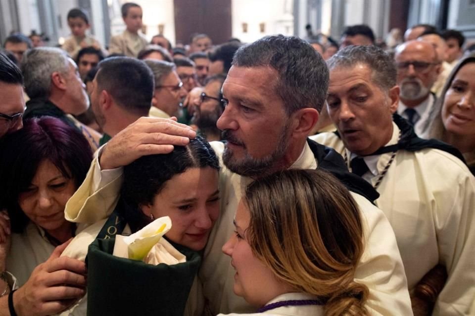 Antonio Banderas a dos jóvenes que lloran tras la cancelación de la procesión.