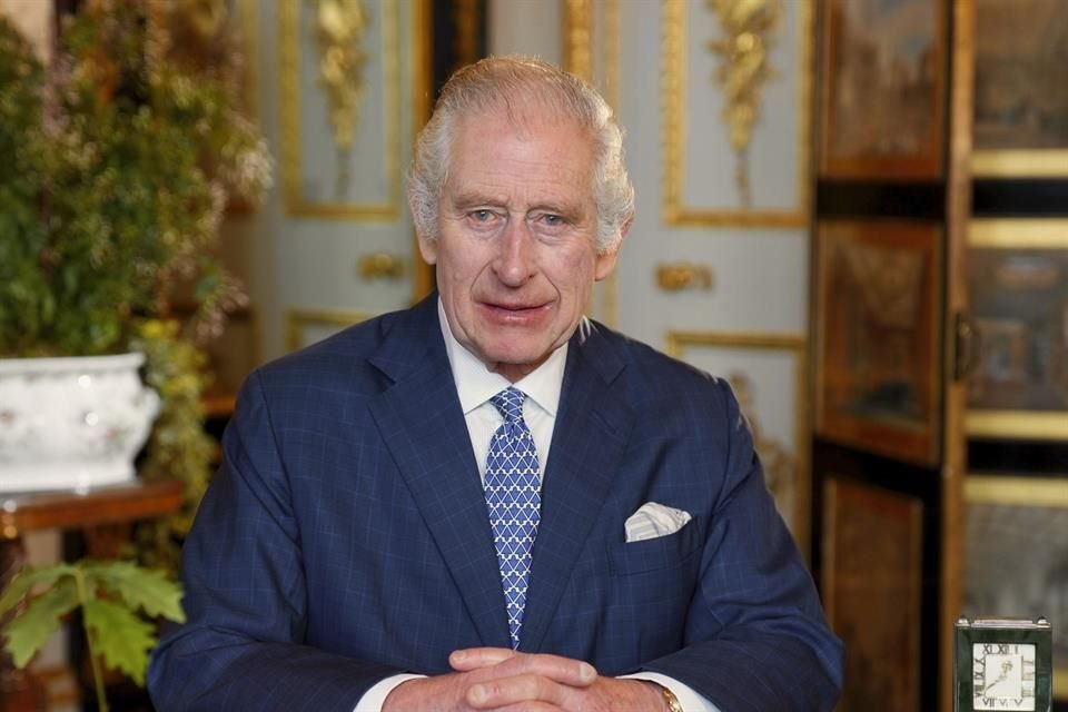Según se reporta, el Rey Carlos III está mejorando, pero su tratamiento está 'tardando más de lo esperado'.