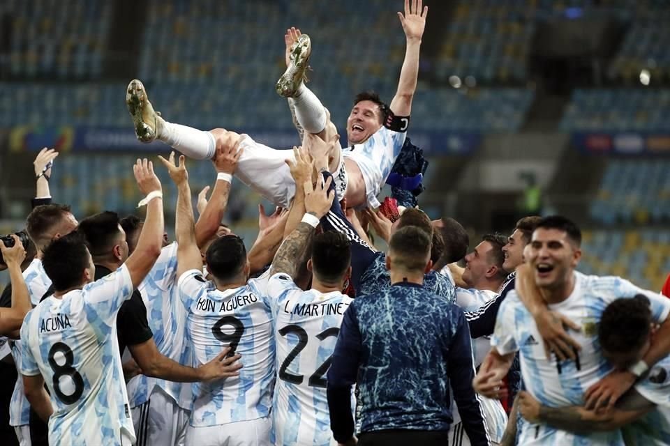 Lionel Messi es festejado por el título, su primero con Argentina.
