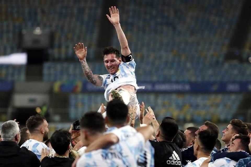 Lionel Messi al fin logró un título mayor con Argentina tras ganar la Final de la Copa América 1-0 a Brasil.