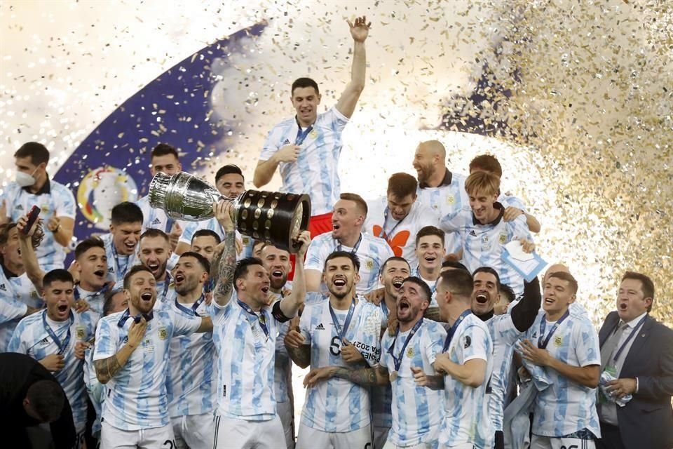 Argentina al momento de recibir su Copa América.