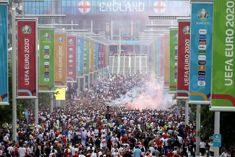 Wembley vio la llegada de cientos de aficionados para la Final de la Euro 2020.