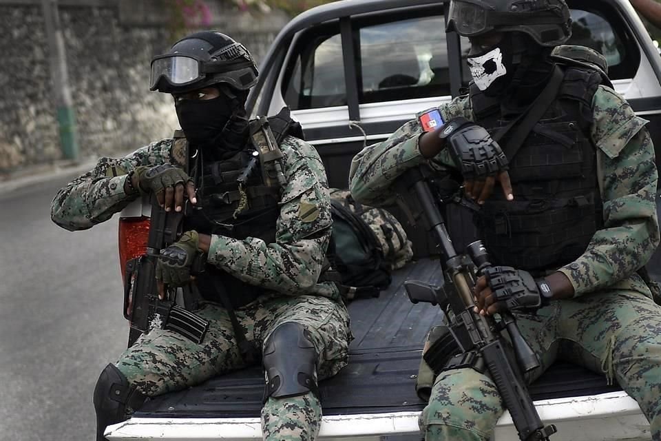 Soldados permanecen en guardia en las calles de Puerto Príncipe, en Haití.