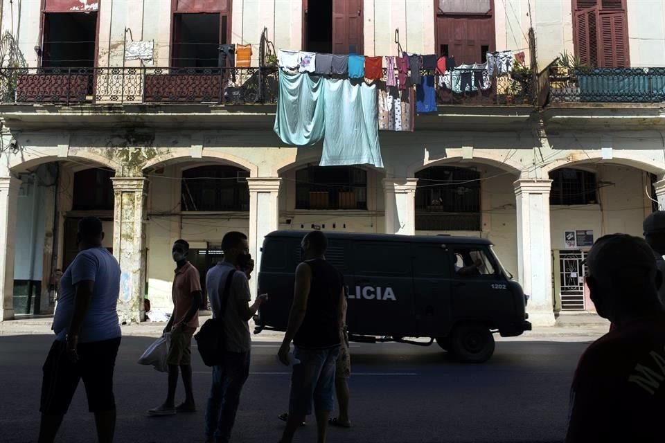 Camionetas de Policía vigilan La Habana vieja.