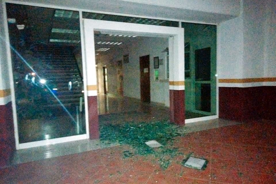 Los vidrios se esparcieron hacia el interior de las instalaciones.